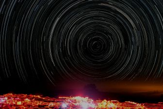 Star trail na Chapada dos Veadeiros durante o 5º EBA. Autor: Marcelo Domingues. Original em: http://bit.ly/ZjZye5